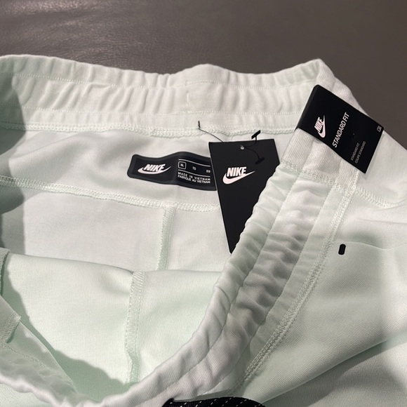 Womens Nike tech pants - Picture 3 of 6